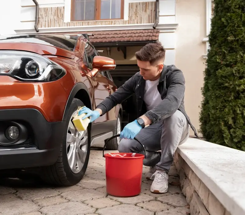 Lavage auto à domicile Verneil-le-Chétif : professionnel intervenant sur un véhicule